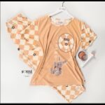 بجامة قطنية بأكمام قصيرة بتصميم رسومات دب للنساء لون بيج من Sami boutique