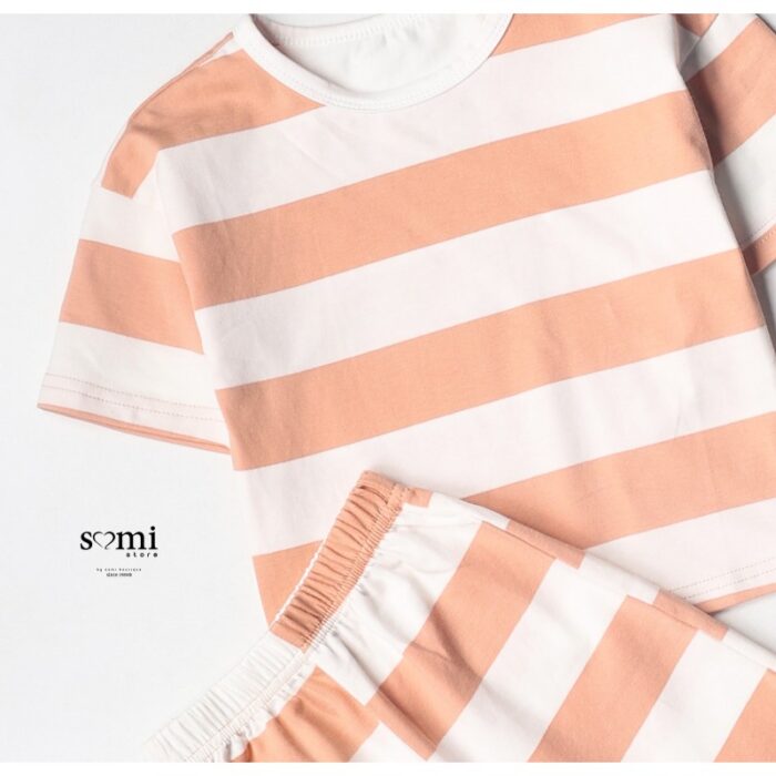 10332171_67db9e22cec78 بجامة للأطفال شورت وتيشيرت مخططة بالعرض لون أبيض وبيج من Sami boutique - الصورة 1