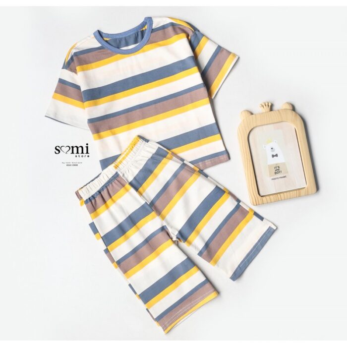 10332173_67db9e2410ffe بجامة للأطفال شورت وتيشيرت مخططة بالعرض بألوان متعددة من Sami boutique - الصورة 1