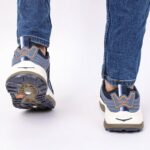 ⁦حذاء اي كان سبورت بأربطة للرجال لون أزرق ونعل أبيض وزيتي⁩ - الصورة ⁦5⁩