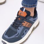 ⁦حذاء اي كان سبورت بأربطة للرجال لون أزرق ونعل أبيض وزيتي⁩ - الصورة ⁦11⁩