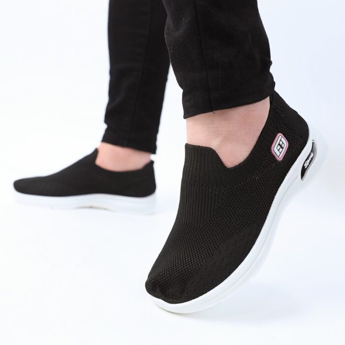 ⁦حذاء سبورت بدون أربطة للنساء لون أسود ونعل أبيض⁩ - الصورة ⁦2⁩