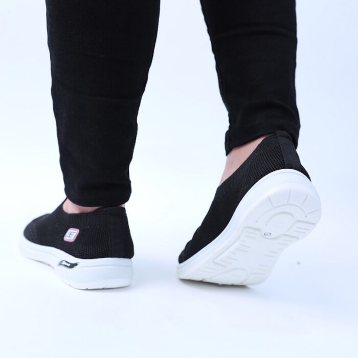 ⁦حذاء سبورت بدون أربطة للنساء لون أسود ونعل أبيض⁩ - الصورة ⁦3⁩