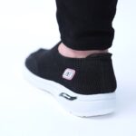 ⁦حذاء سبورت بدون أربطة للنساء لون أسود ونعل أبيض⁩ - الصورة ⁦4⁩