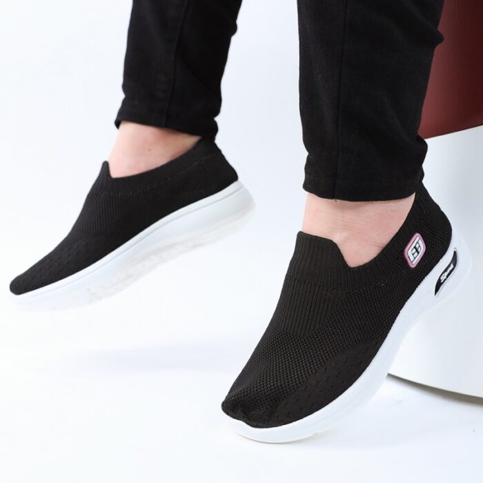 ⁦حذاء سبورت بدون أربطة للنساء لون أسود ونعل أبيض⁩ - الصورة ⁦5⁩