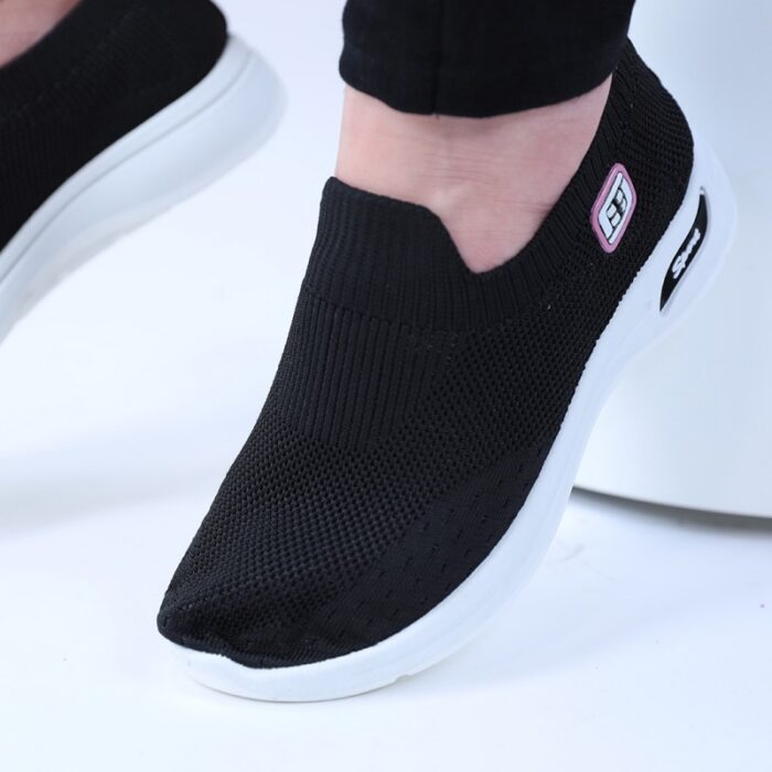 ⁦حذاء سبورت بدون أربطة للنساء لون أسود ونعل أبيض⁩ - الصورة ⁦6⁩