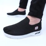 ⁦حذاء سبورت بدون أربطة للنساء لون أسود ونعل أبيض⁩ - الصورة ⁦11⁩