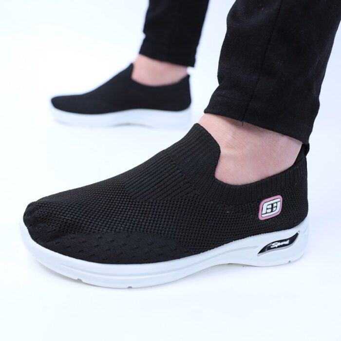 ⁦حذاء سبورت بدون أربطة للنساء لون أسود ونعل أبيض⁩ - الصورة ⁦11⁩