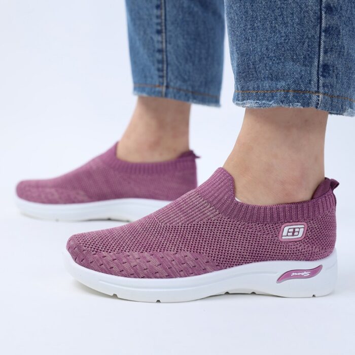 ⁦حذاء سبورت بدون أربطة للنساء لون نهدي ونعل أبيض⁩ - الصورة ⁦2⁩