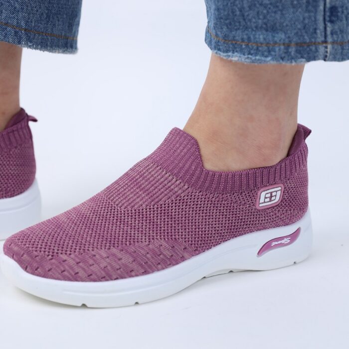 ⁦حذاء سبورت بدون أربطة للنساء لون نهدي ونعل أبيض⁩ - الصورة ⁦4⁩