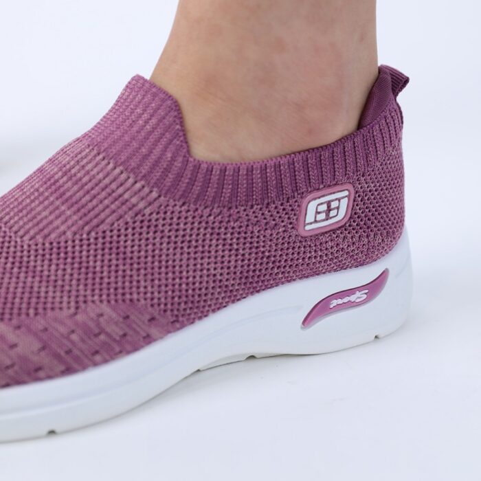 ⁦حذاء سبورت بدون أربطة للنساء لون نهدي ونعل أبيض⁩ - الصورة ⁦5⁩