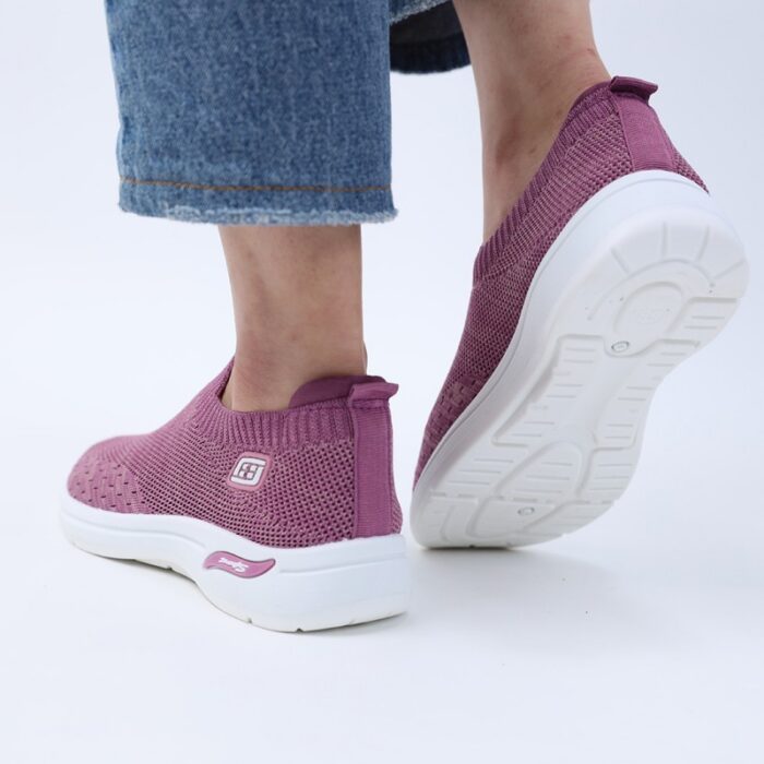 ⁦حذاء سبورت بدون أربطة للنساء لون نهدي ونعل أبيض⁩ - الصورة ⁦6⁩