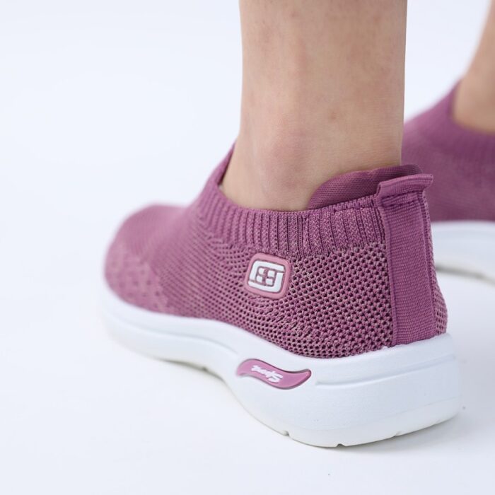 ⁦حذاء سبورت بدون أربطة للنساء لون نهدي ونعل أبيض⁩ - الصورة ⁦7⁩