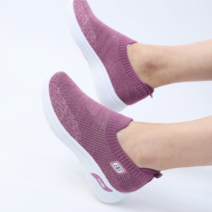 ⁦حذاء سبورت بدون أربطة للنساء لون نهدي ونعل أبيض⁩ - الصورة ⁦8⁩