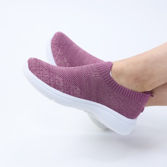 ⁦حذاء سبورت بدون أربطة للنساء لون نهدي ونعل أبيض⁩ - الصورة ⁦9⁩