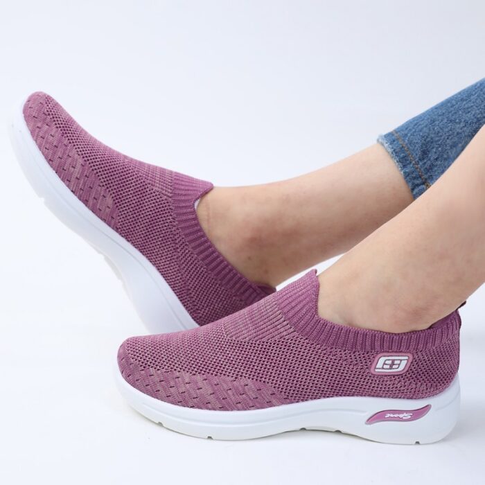 ⁦حذاء سبورت بدون أربطة للنساء لون نهدي ونعل أبيض⁩ - الصورة ⁦10⁩