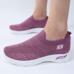 ⁦حذاء سبورت بدون أربطة للنساء لون نهدي ونعل أبيض⁩ - الصورة ⁦11⁩