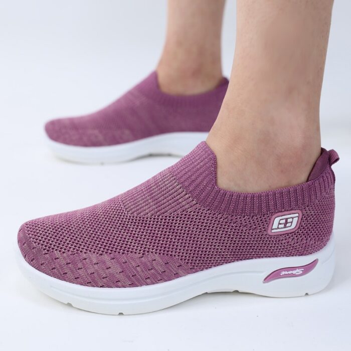 ⁦حذاء سبورت بدون أربطة للنساء لون نهدي ونعل أبيض⁩ - الصورة ⁦11⁩