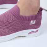 ⁦حذاء سبورت بدون أربطة للنساء لون نهدي ونعل أبيض⁩ - الصورة ⁦12⁩