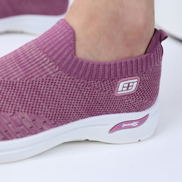 ⁦حذاء سبورت بدون أربطة للنساء لون نهدي ونعل أبيض⁩ - الصورة ⁦12⁩