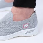 حذاء سبورت بدون أربطة للنساء لون رمادي ونعل أبيض