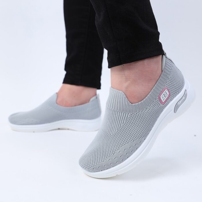 ⁦حذاء سبورت بدون أربطة للنساء لون رمادي ونعل أبيض⁩ - الصورة ⁦2⁩