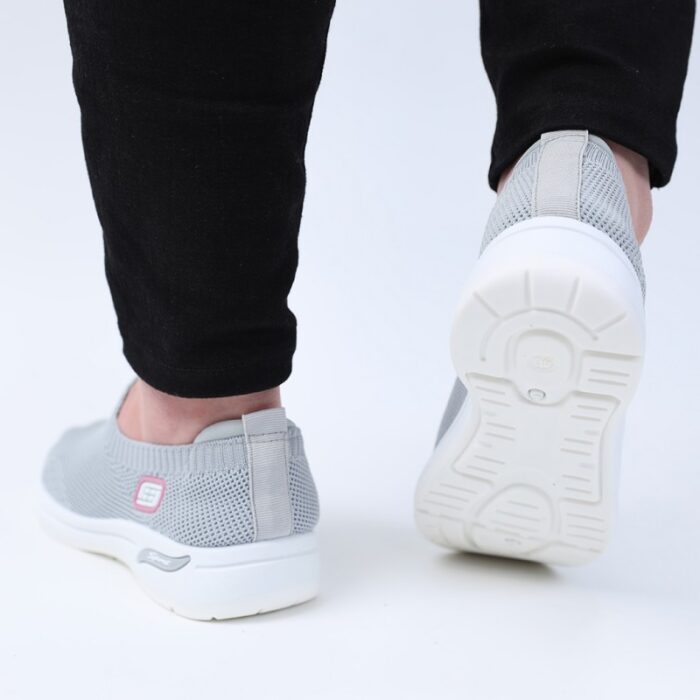 ⁦حذاء سبورت بدون أربطة للنساء لون رمادي ونعل أبيض⁩ - الصورة ⁦3⁩