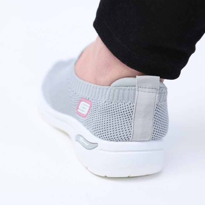 ⁦حذاء سبورت بدون أربطة للنساء لون رمادي ونعل أبيض⁩ - الصورة ⁦4⁩