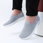 ⁦حذاء سبورت بدون أربطة للنساء لون رمادي ونعل أبيض⁩ - الصورة ⁦5⁩