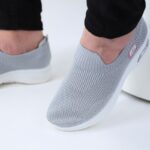 ⁦حذاء سبورت بدون أربطة للنساء لون رمادي ونعل أبيض⁩ - الصورة ⁦6⁩