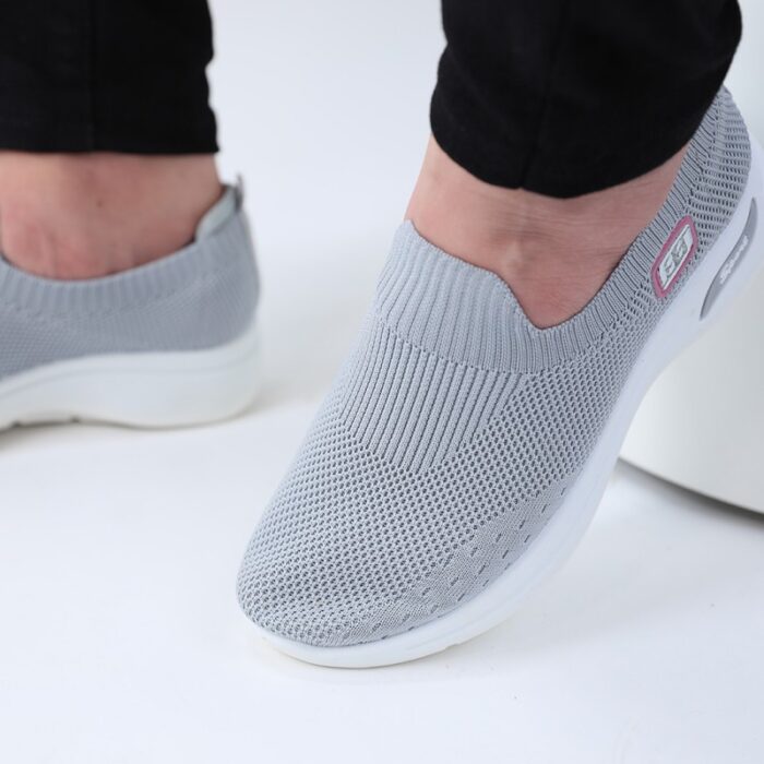 ⁦حذاء سبورت بدون أربطة للنساء لون رمادي ونعل أبيض⁩ - الصورة ⁦6⁩