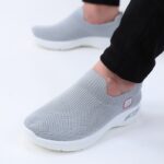 ⁦حذاء سبورت بدون أربطة للنساء لون رمادي ونعل أبيض⁩ - الصورة ⁦7⁩