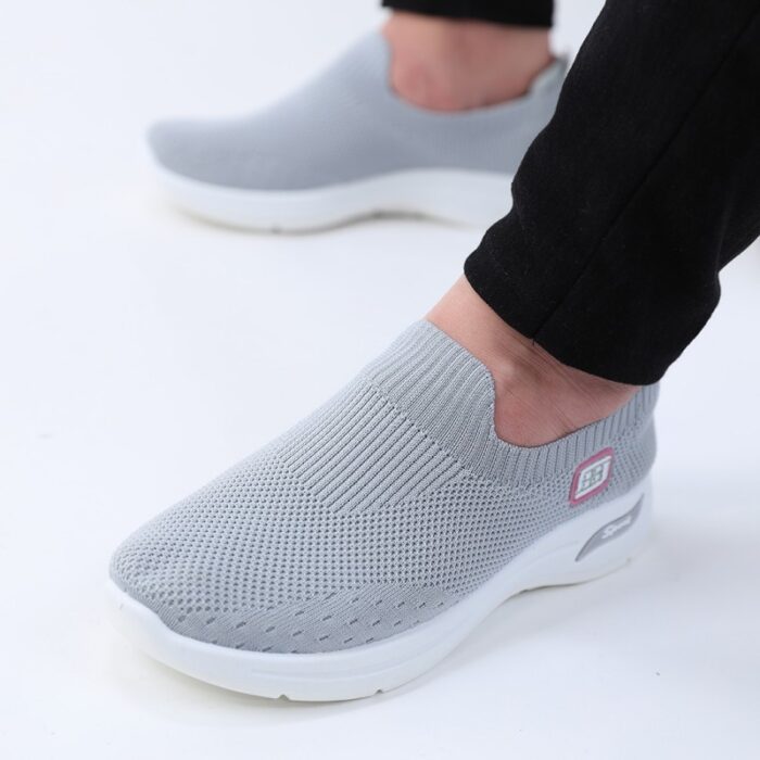 ⁦حذاء سبورت بدون أربطة للنساء لون رمادي ونعل أبيض⁩ - الصورة ⁦7⁩