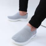 ⁦حذاء سبورت بدون أربطة للنساء لون رمادي ونعل أبيض⁩ - الصورة ⁦8⁩