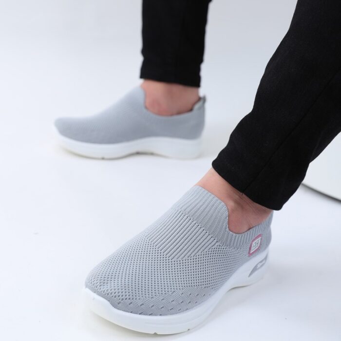 ⁦حذاء سبورت بدون أربطة للنساء لون رمادي ونعل أبيض⁩ - الصورة ⁦8⁩