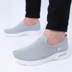 ⁦حذاء سبورت بدون أربطة للنساء لون رمادي ونعل أبيض⁩ - الصورة ⁦13⁩