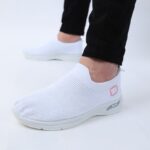 حذاء سبورت بدون أربطة للنساء لون أبيض ونعل أبيض