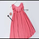 فستان نوم بيتي حفر بتصميم مزخرف دانتيل للنساء لون زهري من Sami Boutique