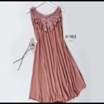 فستان نوم بيتي حفر بتصميم مزخرف دانتيل للنساء لون كرميدي من Sami Boutique