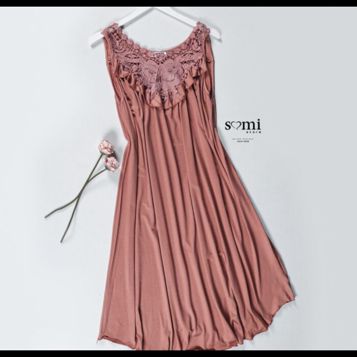 10332201_67db9e6b47477 فستان نوم بيتي حفر بتصميم مزخرف دانتيل للنساء لون كرميدي من Sami Boutique - الصورة 1