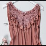 ⁦فستان نوم بيتي حفر بتصميم مزخرف دانتيل للنساء لون كرميدي من Sami Boutique⁩ - الصورة ⁦2⁩