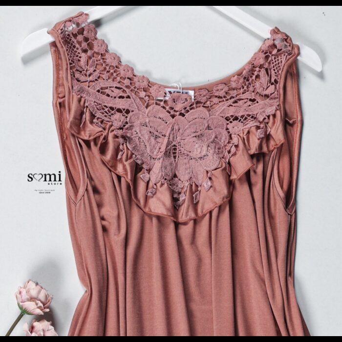 ⁦فستان نوم بيتي حفر بتصميم مزخرف دانتيل للنساء لون كرميدي من Sami Boutique⁩ - الصورة ⁦2⁩