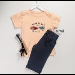 طقم تيشيرت وشورت بتصميم مع طباعة للأطفال لون مشمشي فاتح وأسود من Sami Boutique