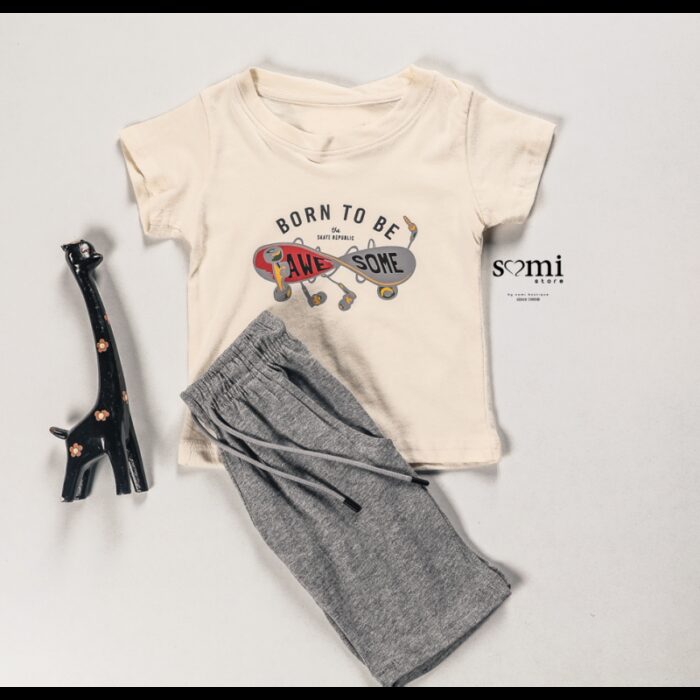 10332240_67db9e6c472e2 طقم تيشيرت وشورت بتصميم مع طباعة للأطفال لون بيج فاتح ورمادي من Sami Boutique - الصورة 1