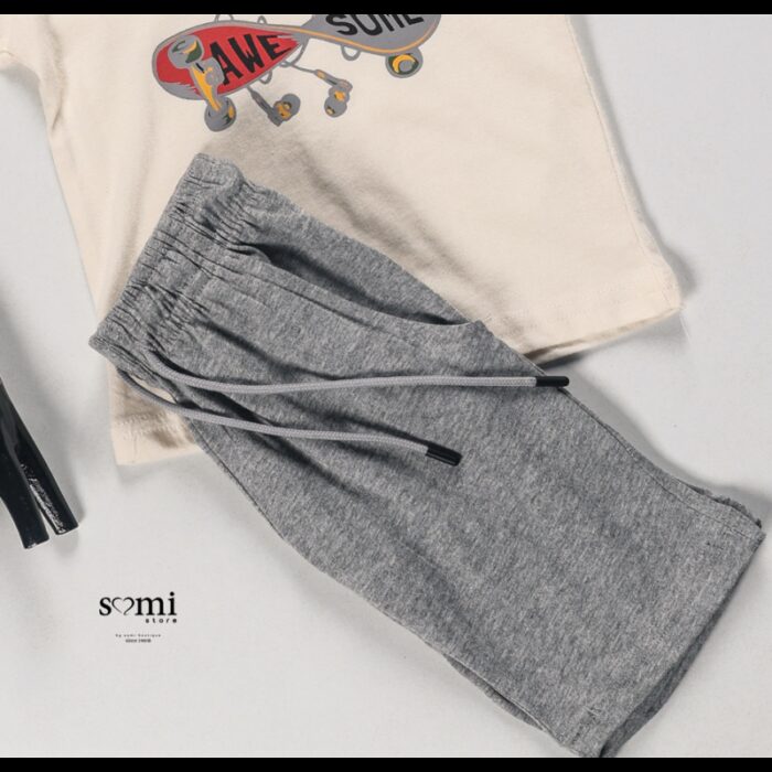 ⁦طقم تيشيرت وشورت بتصميم مع طباعة للأطفال لون بيج فاتح ورمادي من Sami Boutique⁩ - الصورة ⁦2⁩