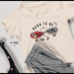 ⁦طقم تيشيرت وشورت بتصميم مع طباعة للأطفال لون بيج فاتح ورمادي من Sami Boutique⁩ - الصورة ⁦3⁩