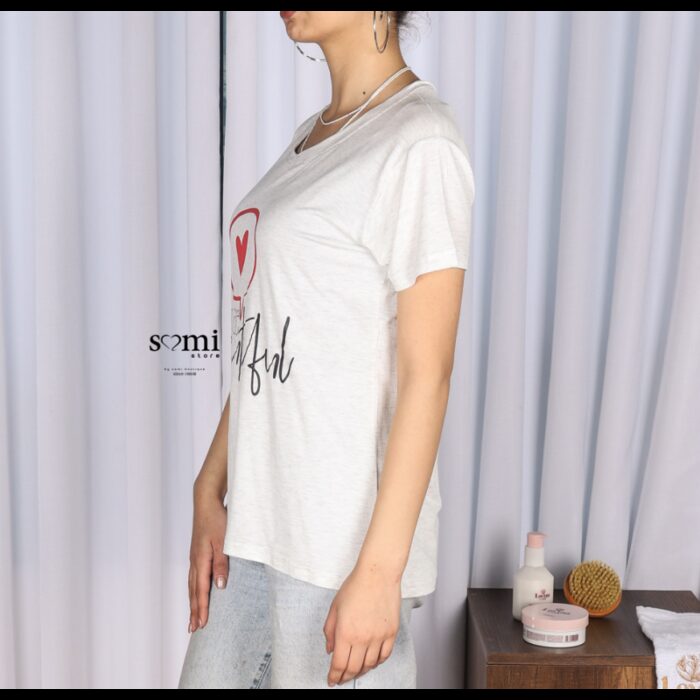 ⁦تيشيرت قطنية بأكمام قصيرة بتصميم مطبوع للنساء لون أبيض موشح سكني من Sami boutique⁩ - الصورة ⁦2⁩