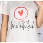 ⁦تيشيرت قطنية بأكمام قصيرة بتصميم مطبوع للنساء لون أبيض موشح سكني من Sami boutique⁩ - الصورة ⁦3⁩