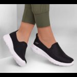 ⁦حذاء سكيتشرز جو ووك جوي سليب أون للنساء لون أسود ونعل أبيض- Skechers Women's Go Walk Joy Slip On Shoes⁩ - الصورة ⁦3⁩