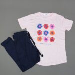 ⁦بجامة صيفية للأطفال لون زهري فاتح وكحلي بتصميم ورود⁩ - الصورة ⁦4⁩